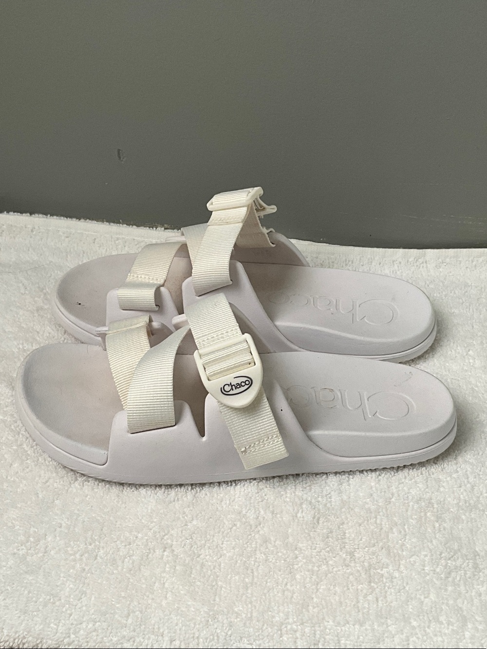 Chaco women’s Crean and White Slide Sandals with Adjustable Straps